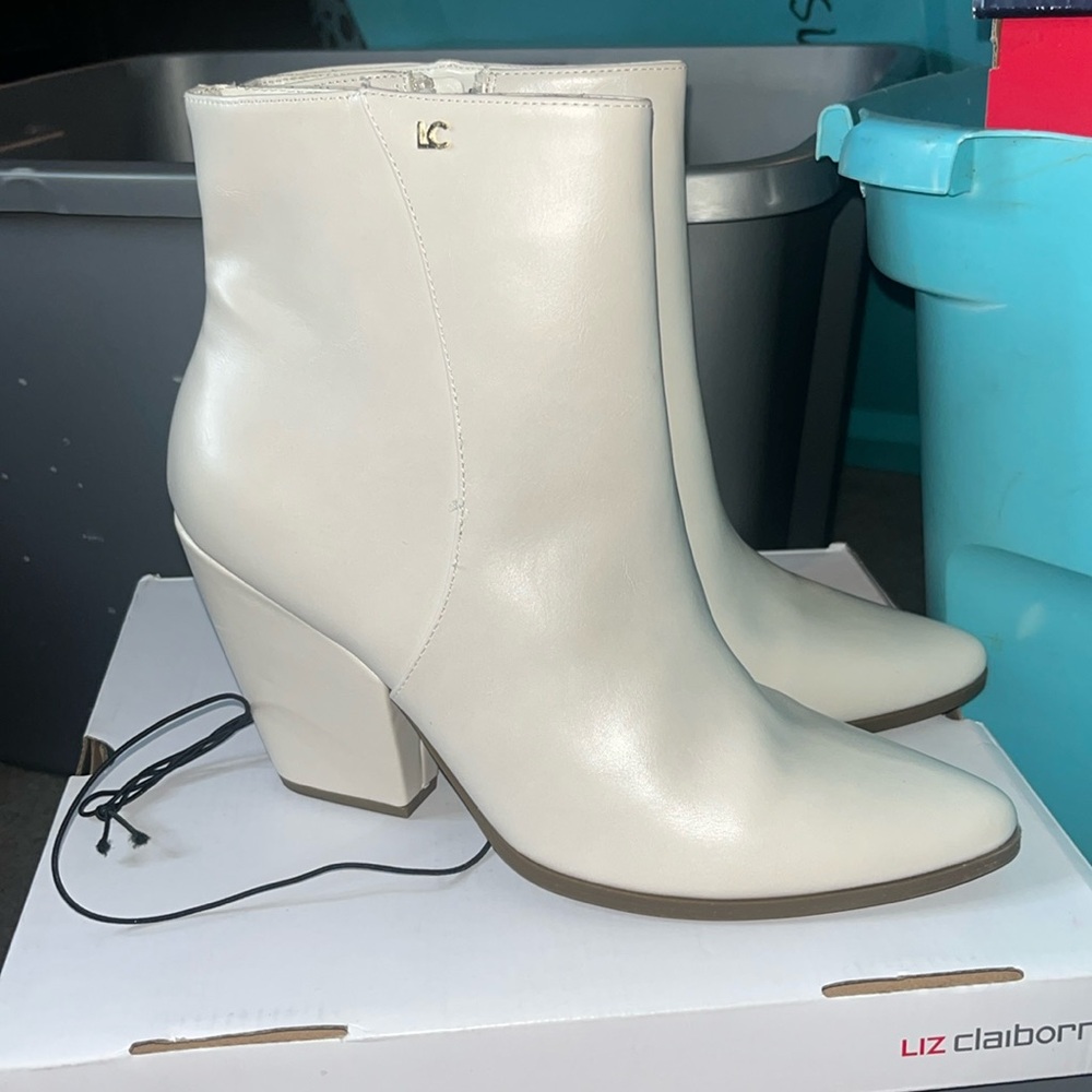 Liz Claiborne Utopia Cream Boots size 10